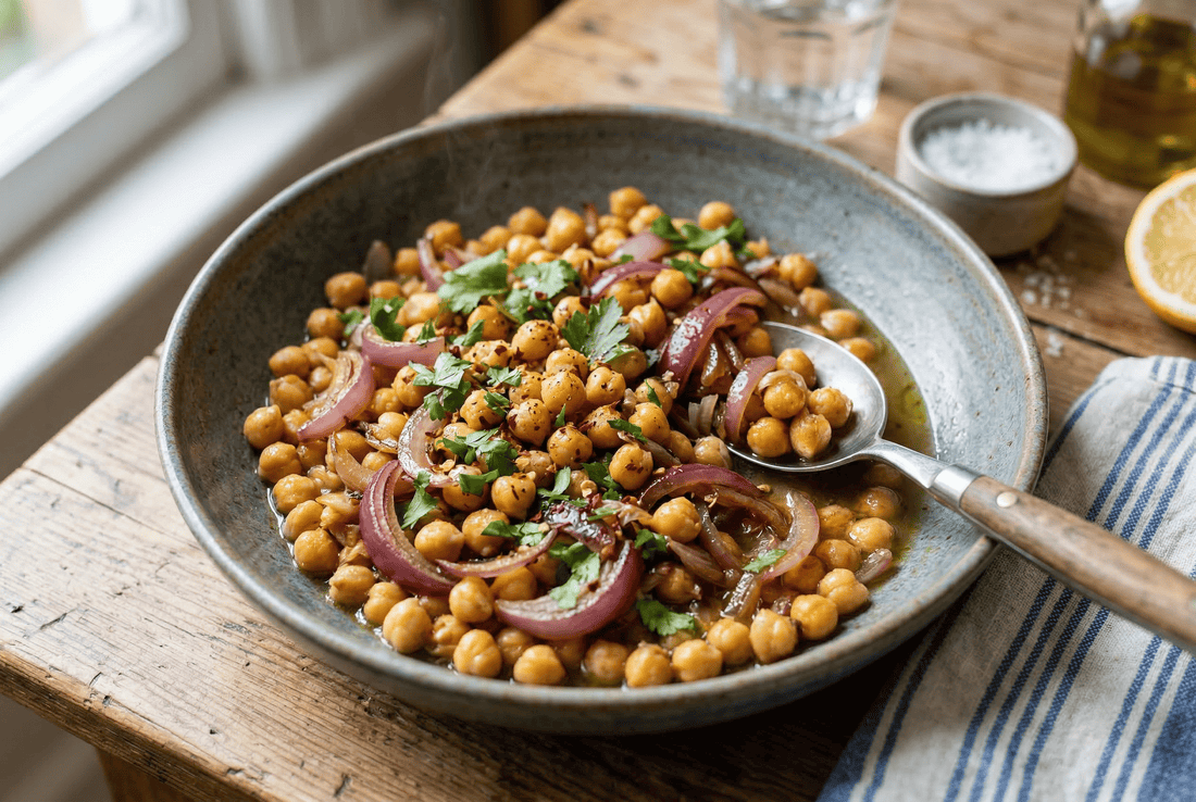 Pois chiches sautés minute, oignons rouges et jus clair