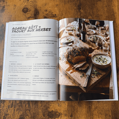 Livre de recettes Maison KAZA ouvert sur la recette de l'agneau rôti et yaourt aux herbes
