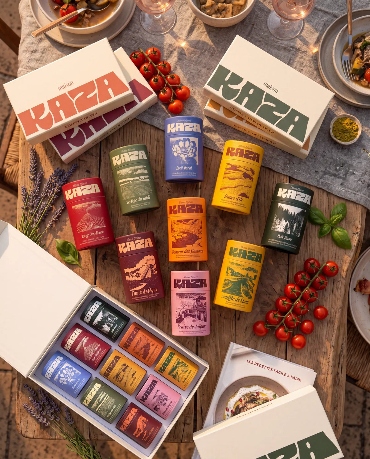 Gamme de mélanges d'épices et coffrets Maison KAZA sur une table en bois, vue de dessus